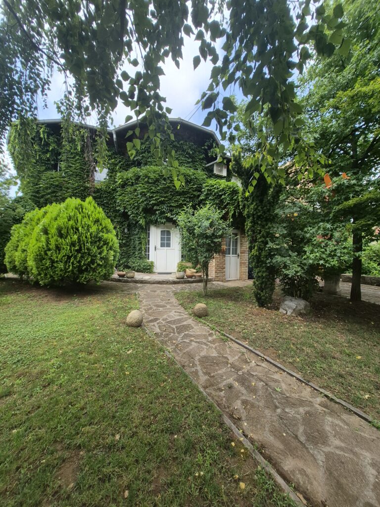 Izdaje se moderna kuća sa četiri spavaće sobe