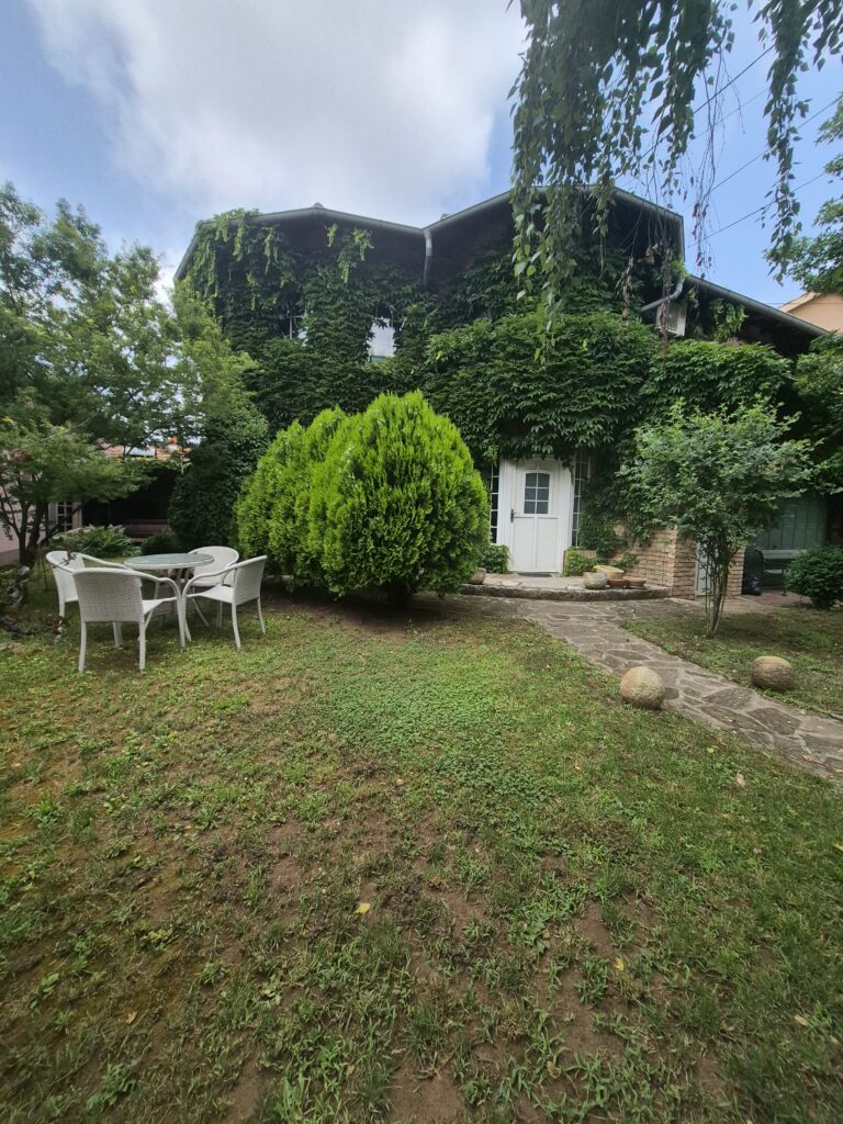 Izdaje se moderna kuća sa četiri spavaće sobe