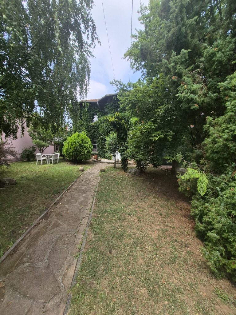 Izdaje se moderna kuća sa četiri spavaće sobe