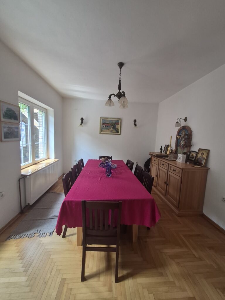 Izdaje se moderna kuća sa četiri spavaće sobe
