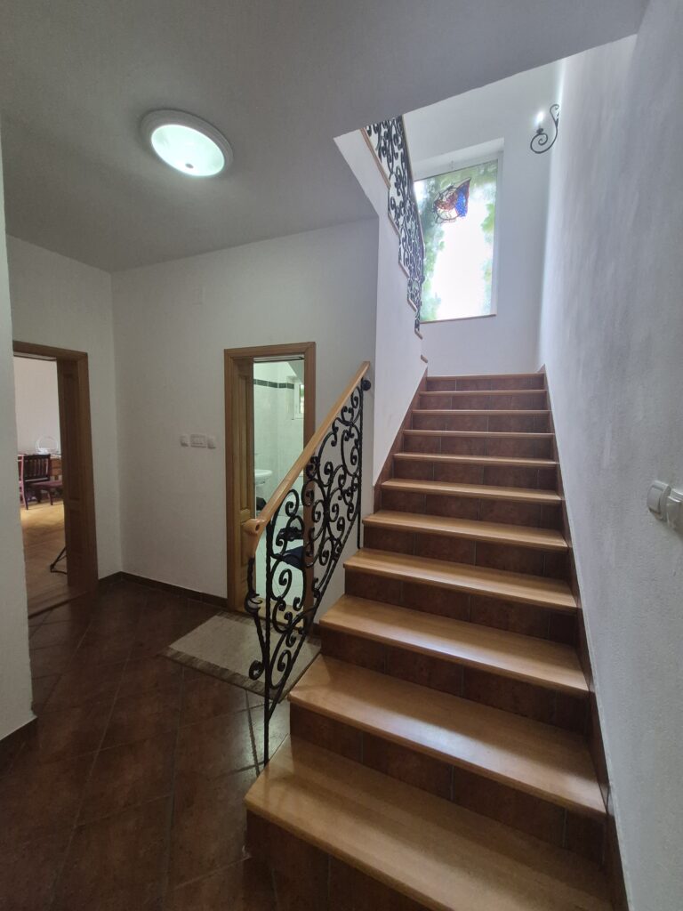 Izdaje se moderna kuća sa četiri spavaće sobe