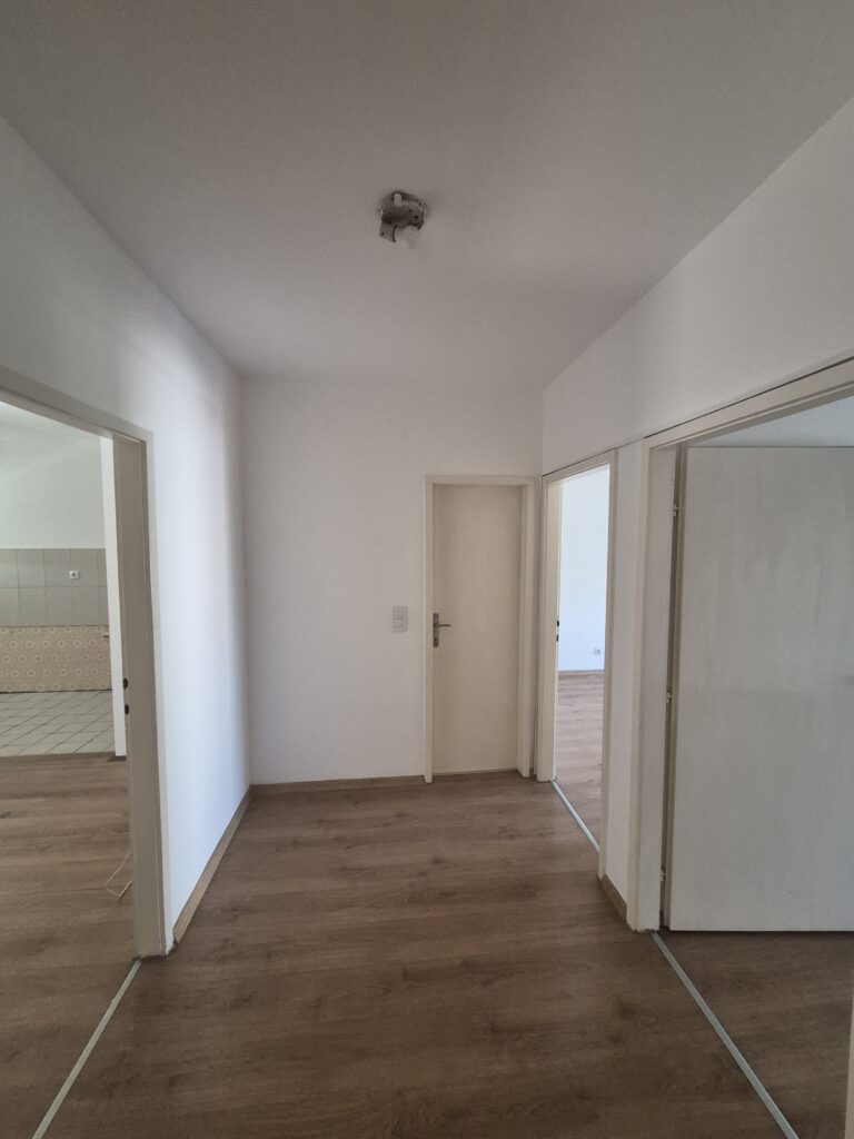 Trosoban stan sa garažom i podrumom u Elmosovom naselju