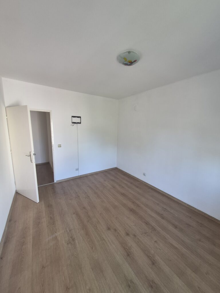 Trosoban stan sa garažom i podrumom u Elmosovom naselju