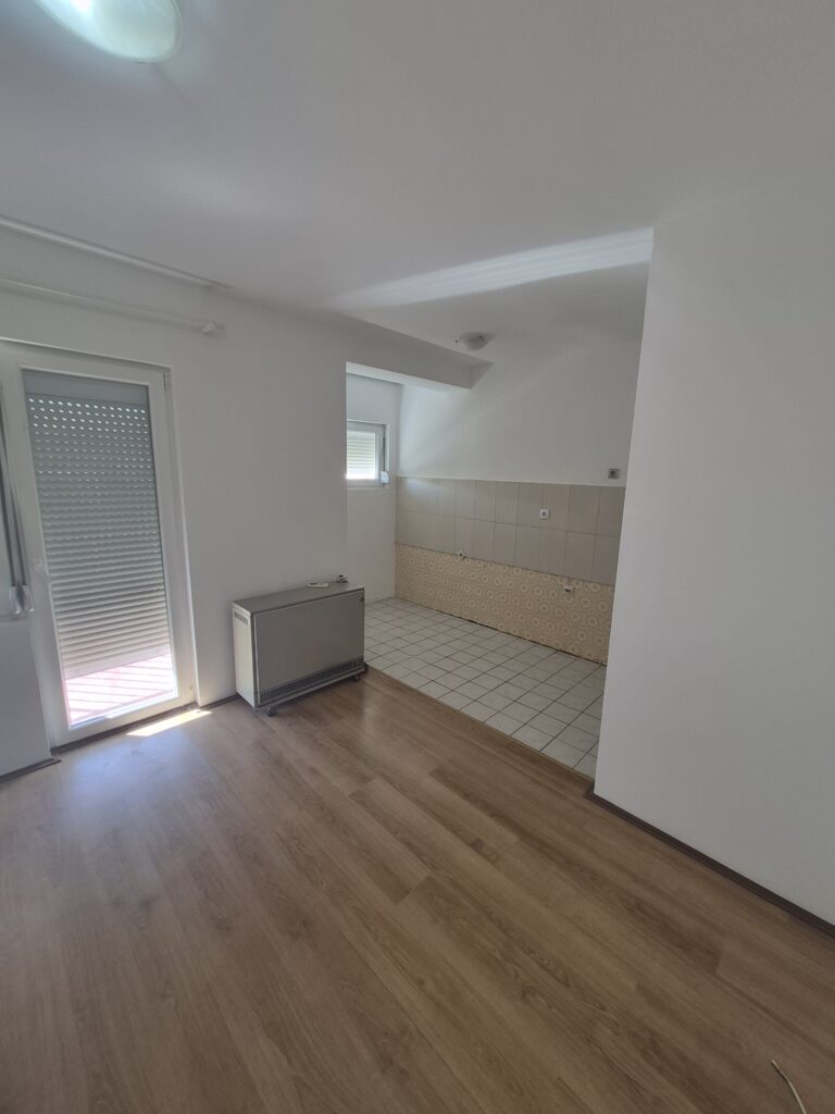 Trosoban stan sa garažom i podrumom u Elmosovom naselju