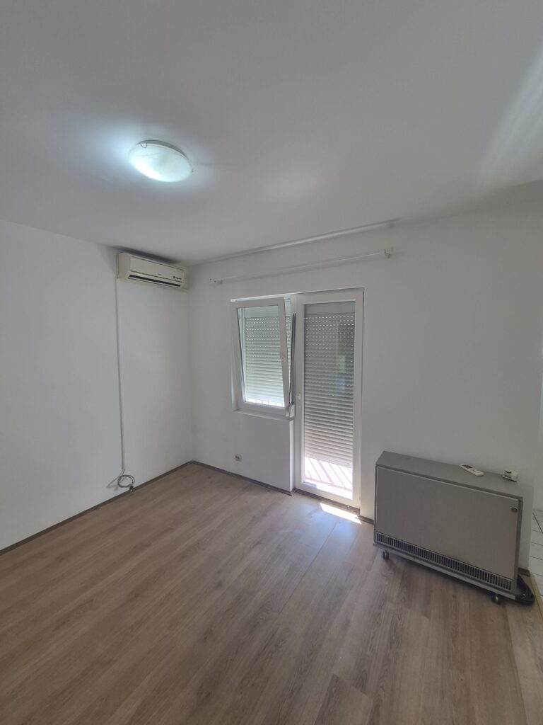 Trosoban stan sa garažom i podrumom u Elmosovom naselju