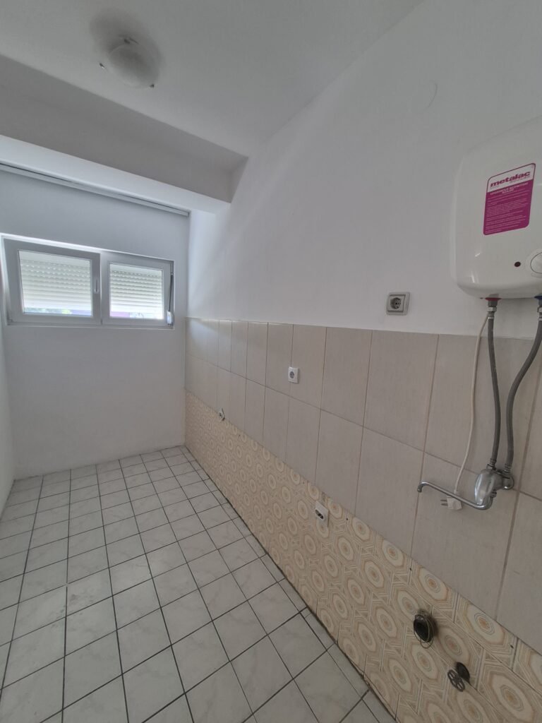 Trosoban stan sa garažom i podrumom u Elmosovom naselju