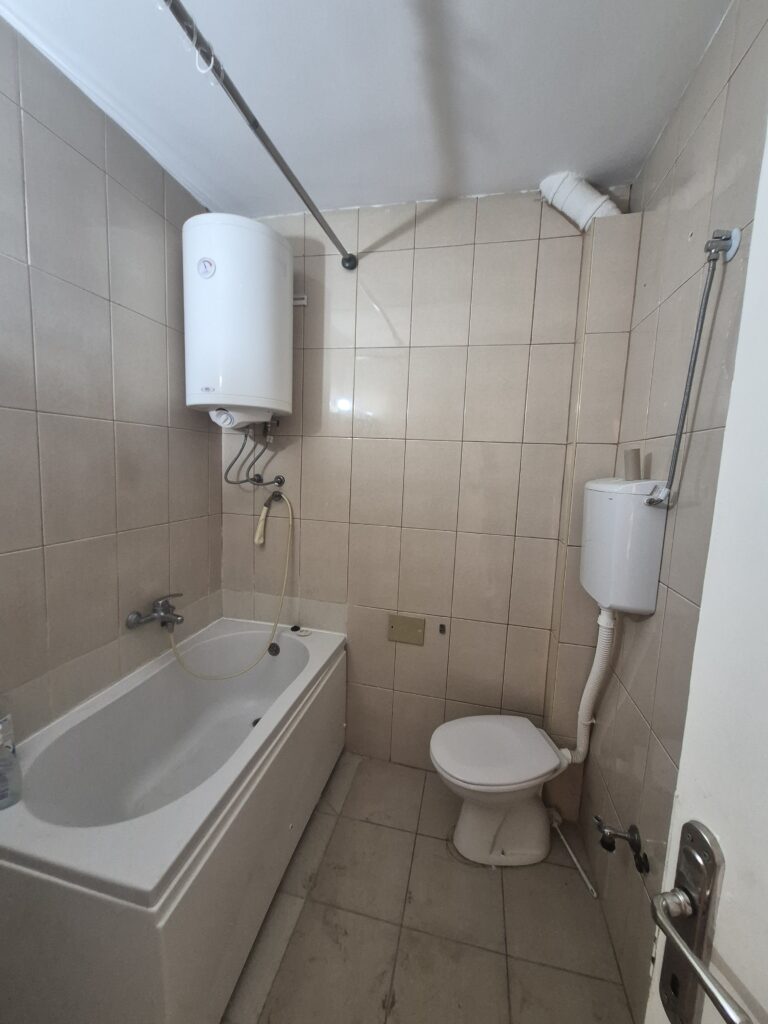 Trosoban stan sa garažom i podrumom u Elmosovom naselju