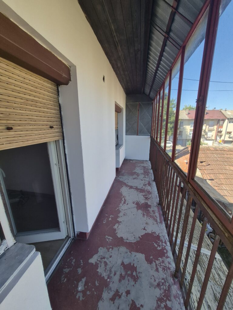 Trosoban stan sa garažom i podrumom u Elmosovom naselju