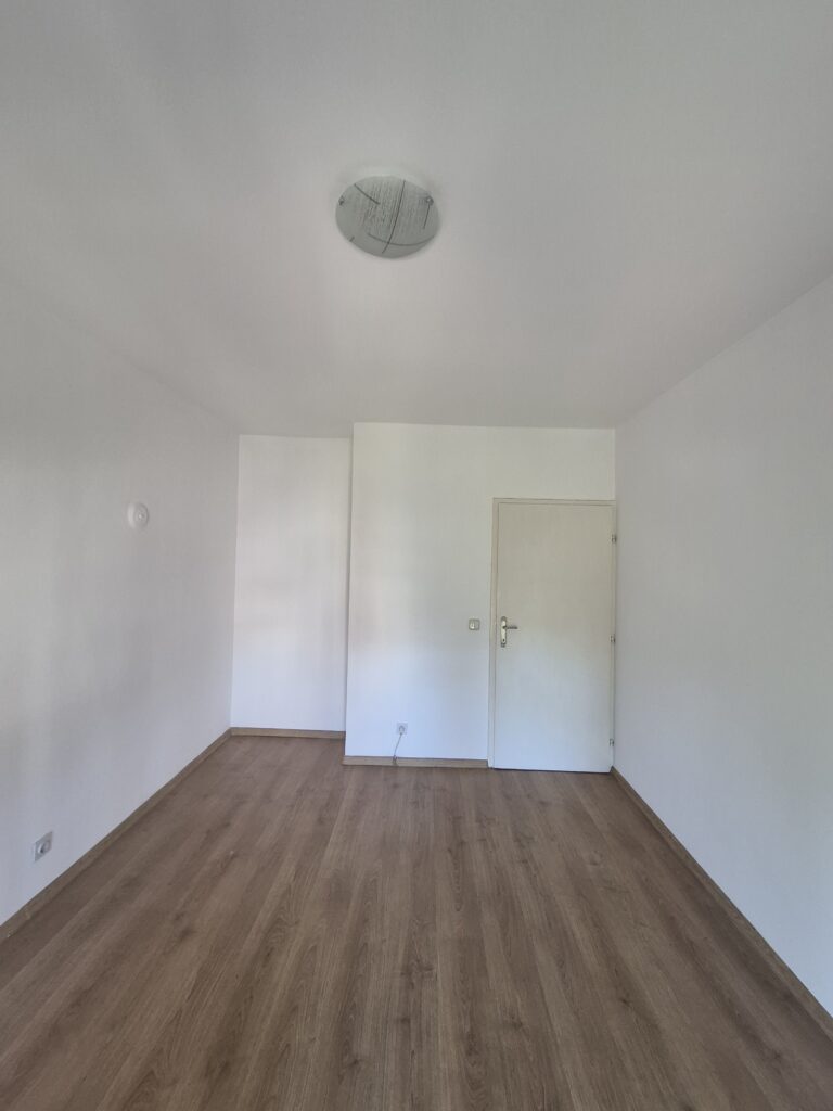Trosoban stan sa garažom i podrumom u Elmosovom naselju