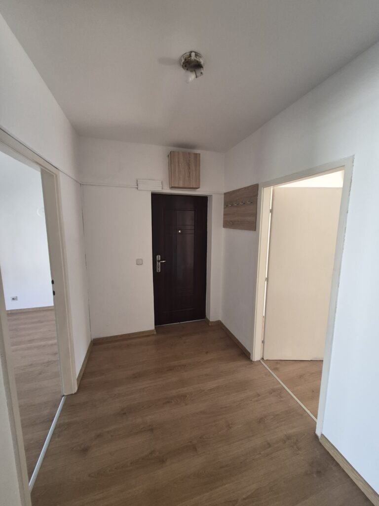 Trosoban stan sa garažom i podrumom u Elmosovom naselju