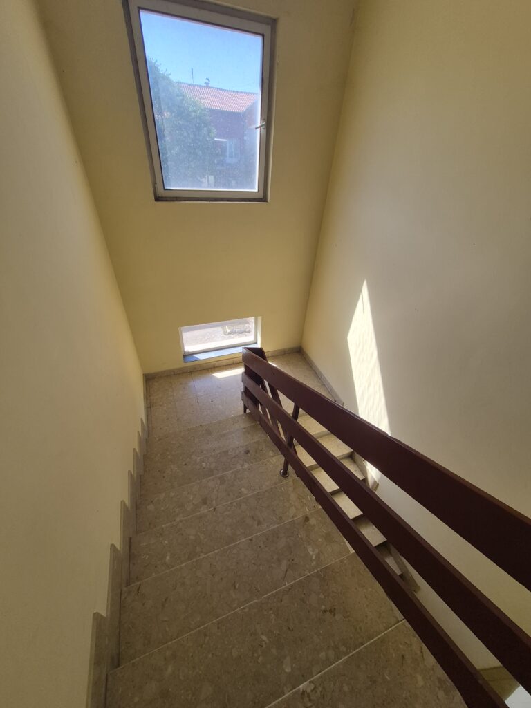 Trosoban stan sa garažom i podrumom u Elmosovom naselju