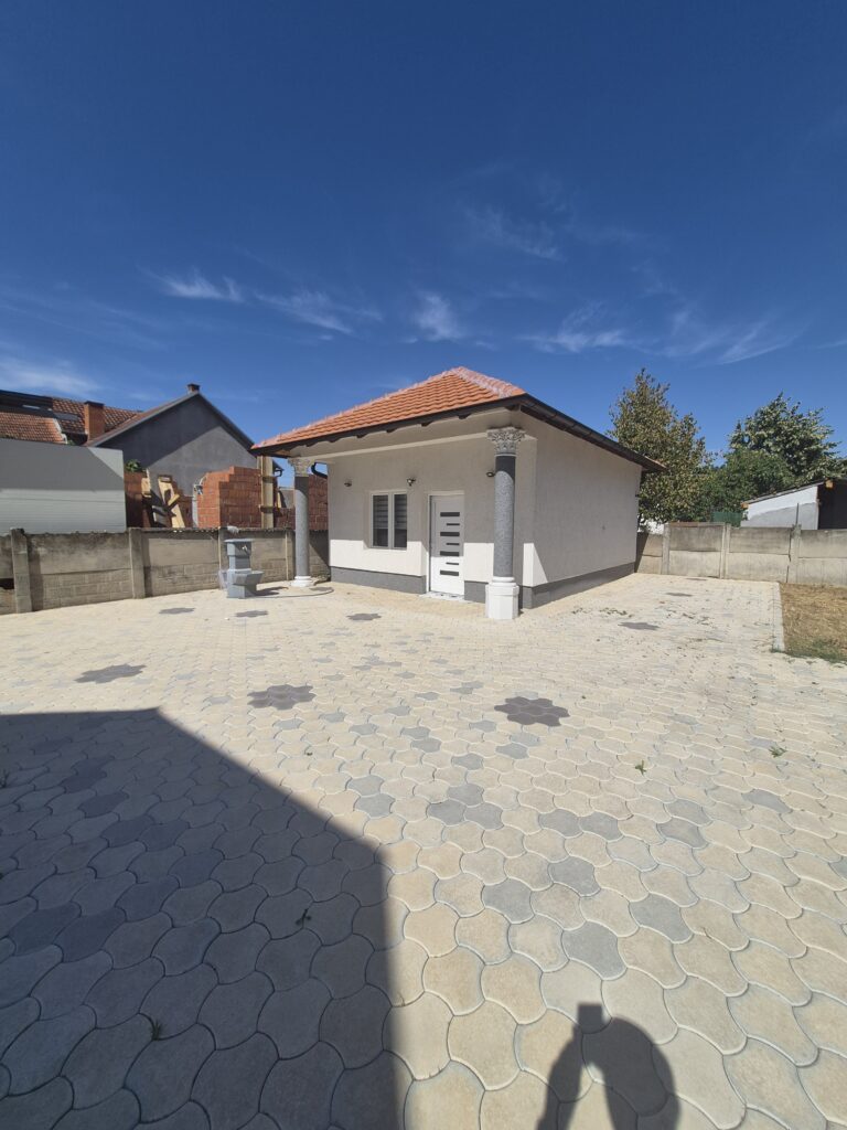 Potpuno nova kuća za izdavanje sa upotrebom dela dvorišta