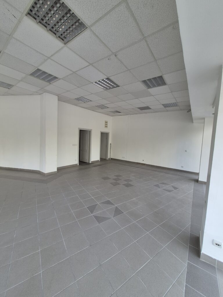 Izdaje se lokal u glavnoj ulici od 93m2