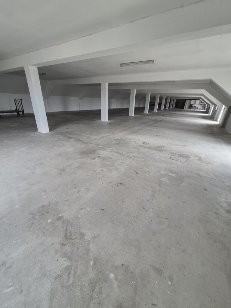 Izdaje se hala od 2000m2 sa kancelarijskim delom