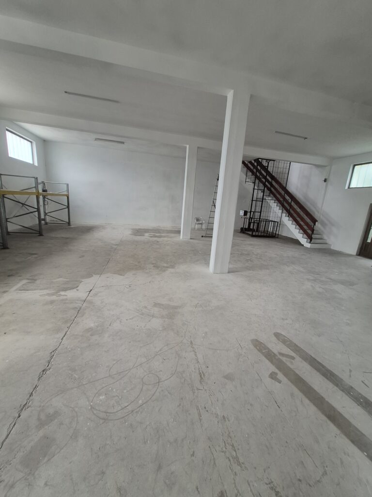 Izdaje se hala od 2000m2 sa kancelarijskim delom