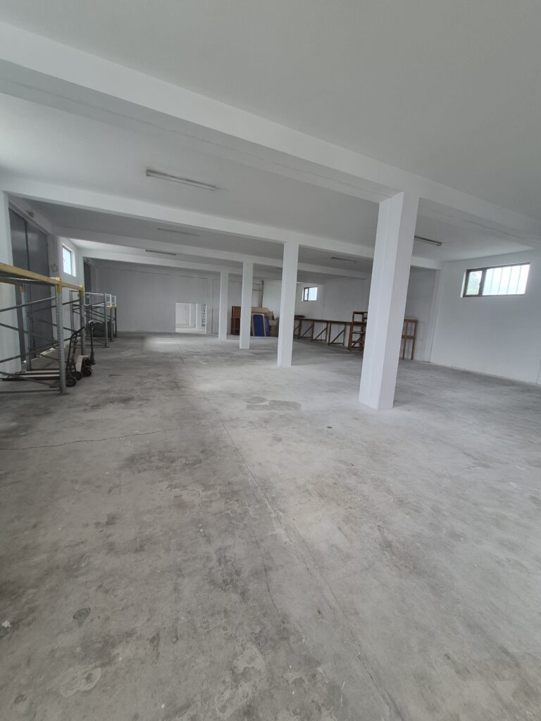 Izdaje se hala od 2000m2 sa kancelarijskim delom