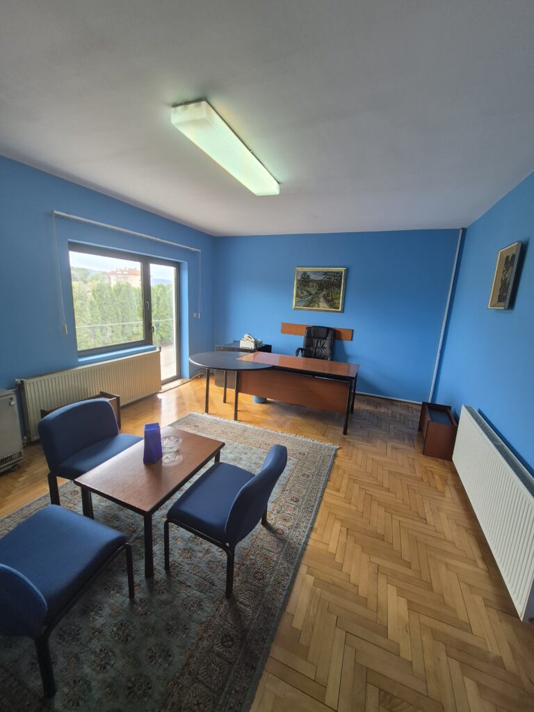 Izdaje se hala od 2000m2 sa kancelarijskim delom