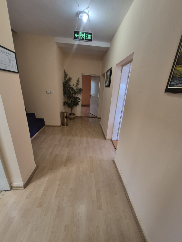 Izdaje se hala od 2000m2 sa kancelarijskim delom