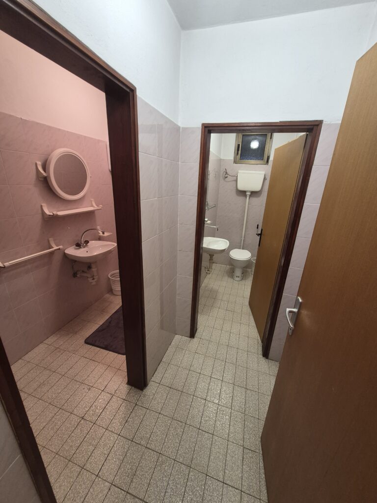 Poslovna hala (magacin) sa poslovnim prostorijama