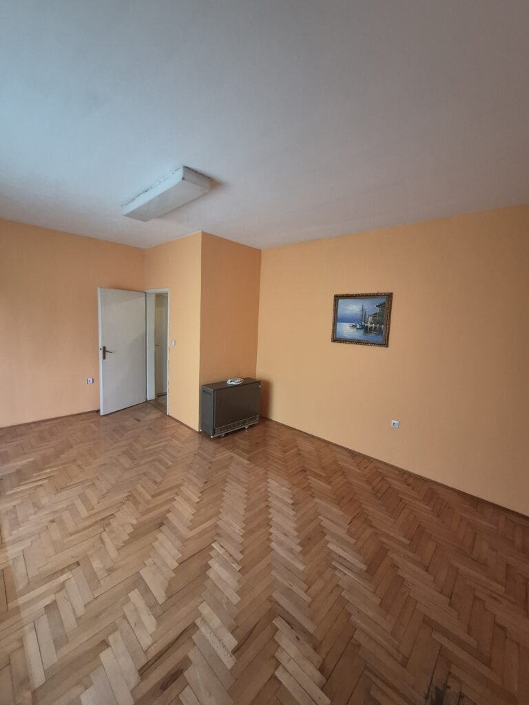 Poslovna hala (magacin) sa poslovnim prostorijama