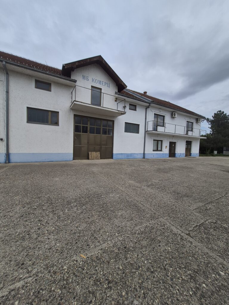 Izdaje se hala od 2000m2 sa kancelarijskim delom