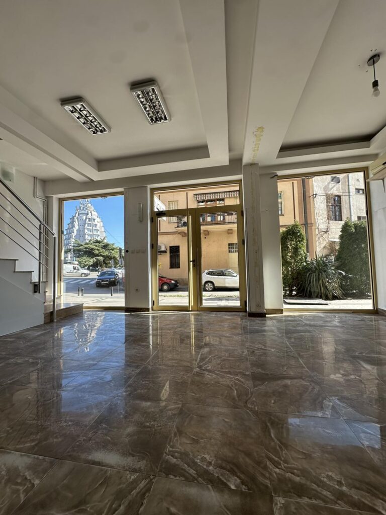Lokal za izdavanje u dva nivoa u samom centru