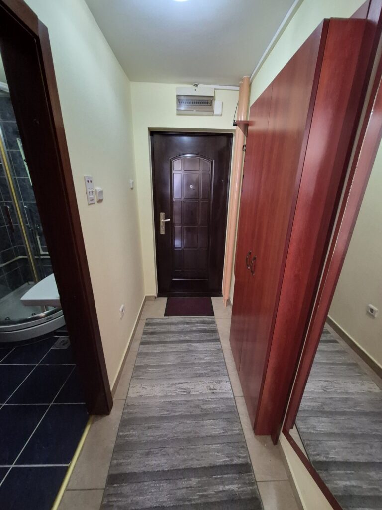 Stan sa izdvojenom spavaćom sobom u samom centru