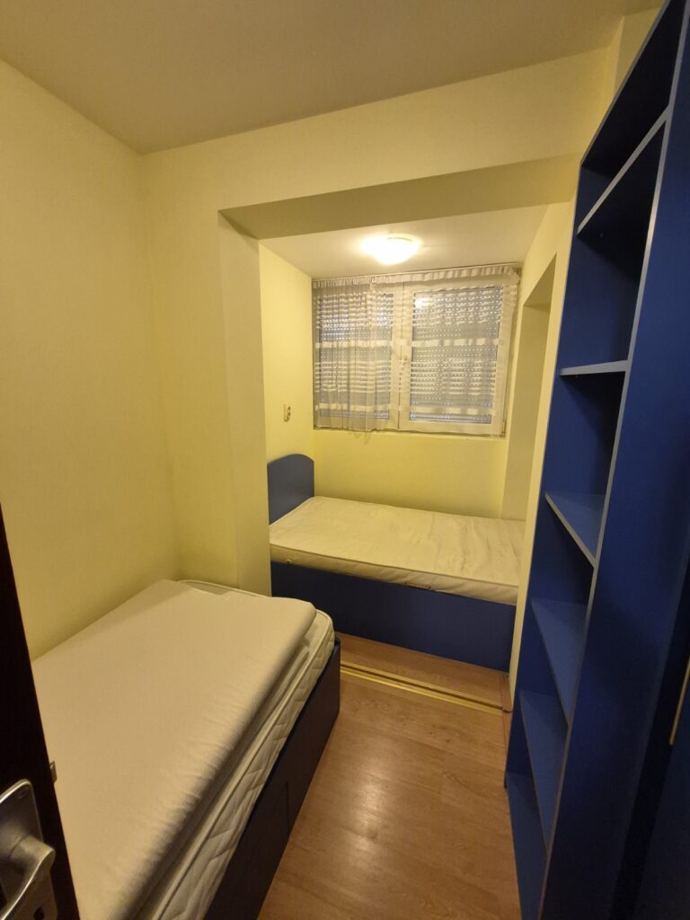 Stan sa izdvojenom spavaćom sobom u samom centru