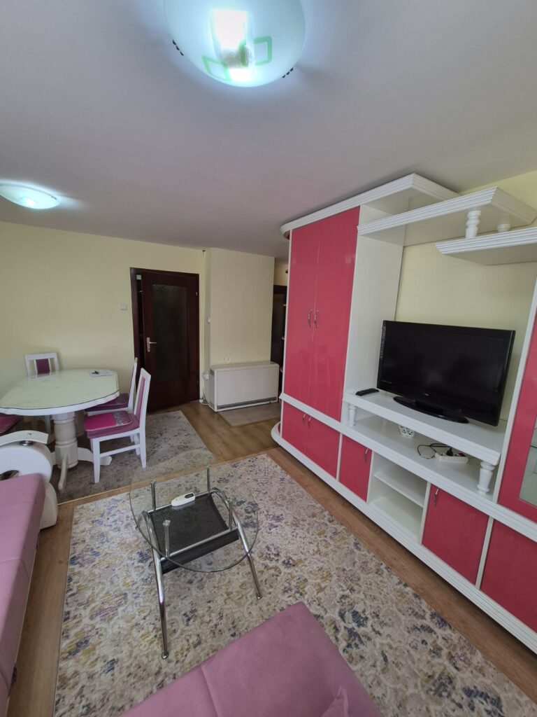 Stan sa izdvojenom spavaćom sobom u samom centru